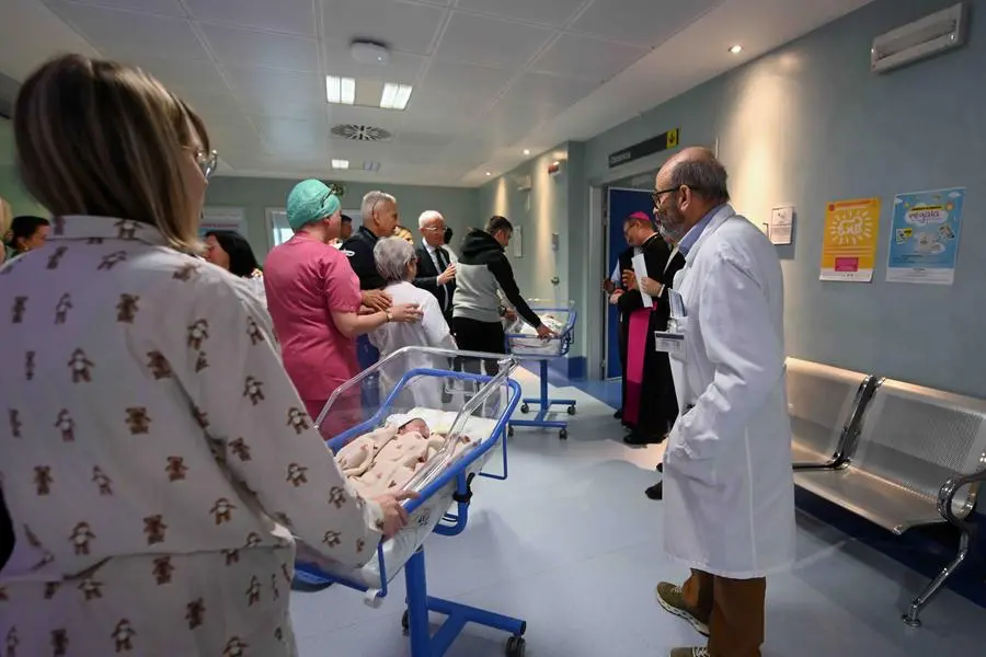 La visita del vescovo Tremolada al reparto di neonatologia del Civile