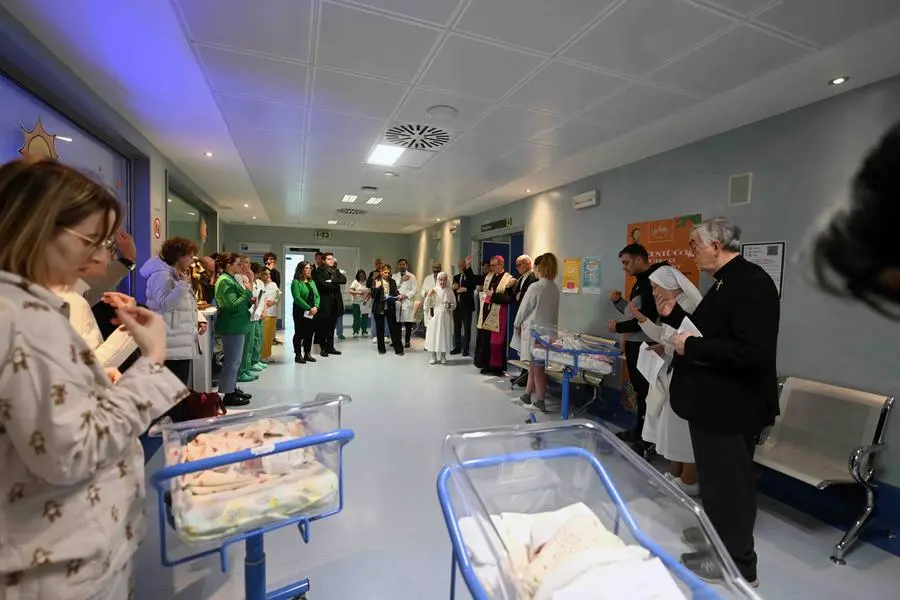 La visita del vescovo Tremolada al reparto di neonatologia del Civile