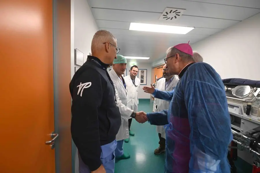 La visita del vescovo Tremolada al reparto di neonatologia del Civile