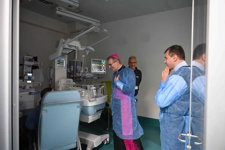 La visita del vescovo Tremolada al reparto di neonatologia del Civile