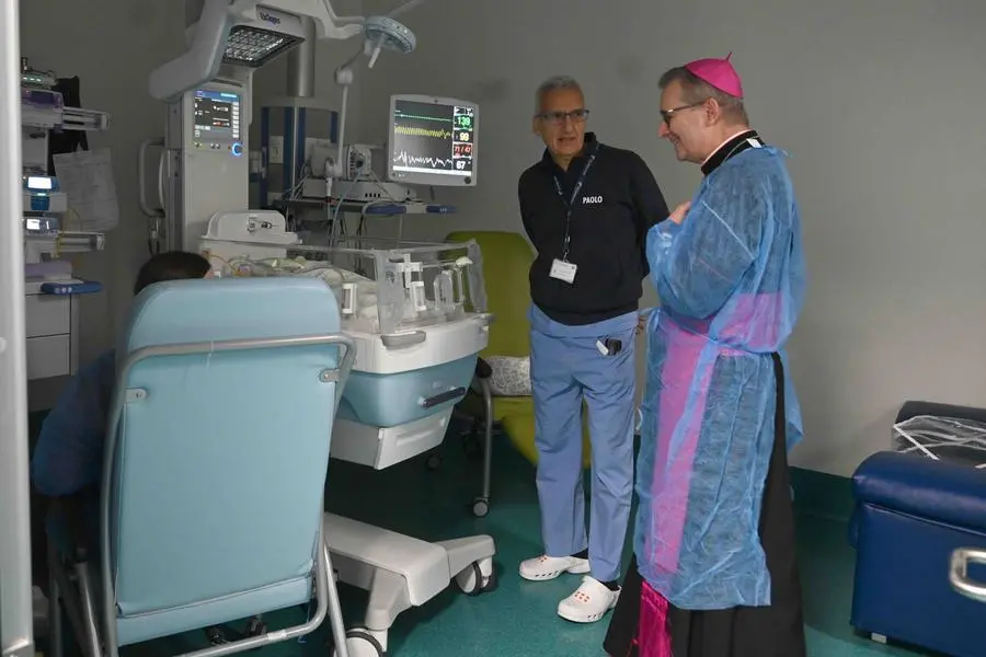 La visita del vescovo Tremolada al reparto di neonatologia del Civile