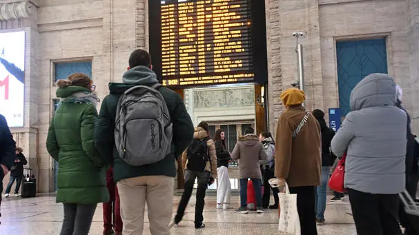 Passeggeri riratdarti dalla sospensione della circolazione ferroviaria in Stazione Centrale a Milano, 11 gennaio 2025. ANSA/DANIEL DAL ZENNARO