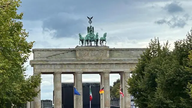 Bagno di folla per Sergio Mattarella alla porta di Brandeburgo di Berlino, accolto dal sindaco Kai Wegner e da tanti studenti delle scuole italo-tedesche della capitale