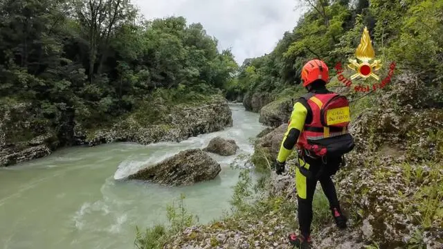 Vigile del fuoco davanti al Natisone