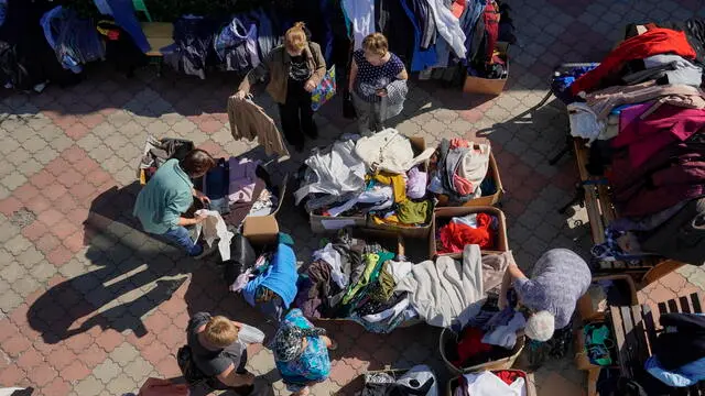 epa11591673 Civilians who were evacuated from the Kursk region border with Ukraine, receive humanitarian aid at the Uspensko-Nikitsky Cathedral in Kursk, Russia, 07 September 2024. Fighting with the Ukrainian Armed Forces has been ongoing in the Kursk Region since 06 August, with around 180,000 people being evacuated by mid-August. EPA/STRINGER