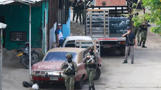 epa11817260 Members of the Colombian army patrol the border municipality of Villa del Rosario in the Norte de Santander department, Colombia, 10 January 2025. Venezuela has announced the closure of its land border with Colombia and the suspension of flights with this country, hours before the inauguration ceremony of the Venezuelan Presidency, in which Nicolas Maduro is preparing to revalidate his mandate, while the opposition leader Edmundo Gonzalez Urrutia continues to claim his victory and maintains his intention to assume the position. EPA/MARIO CAICEDO