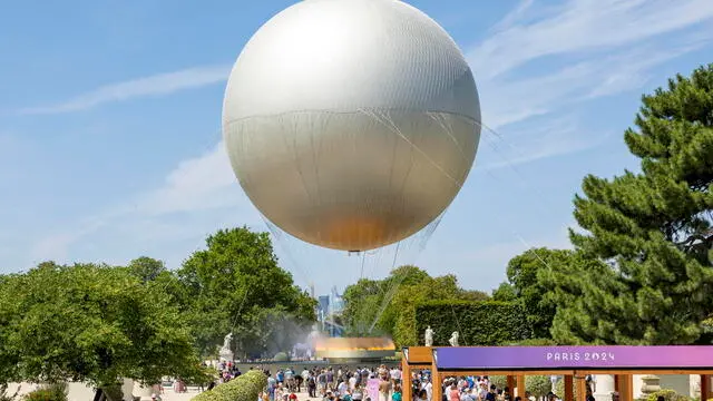 epa11503226 People visit the Olympic cauldron attached to a balloon and exposed at the Tuileries Gardens during the Paris 2024 Olympic Games, in Paris, France, 28 July 2024. The Paris Olympic Games 2024 run from 26 July to 11 August. EPA/ANDRE PAIN