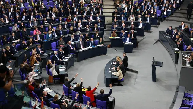 epa11866458 Factions of Greens and Social Democrats vote for their motion during a session of the German parliament 'Bundestag' in Berlin, Germany, 31 January 2025. The Christian Democratic Union (CDU) is expected to put a draft law to limit the illegal influx of third-country nationals to Germany up for vote. The law might be adopted with votes of the Alternative for Germany party (AfD), which would represent a crack of the CDU's previous stance of maintaining a so-called 'firewall' against collaboration with the far-right party. EPA/CLEMENS BILAN