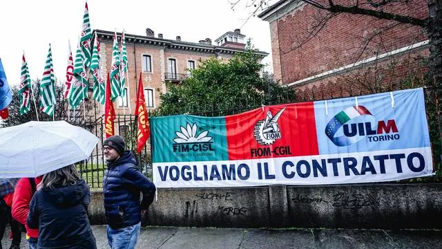 Metalmeccanici: rinnovo Ccnl, presidio dei lavoratori in concomitanza con il Consiglio generale Amma. Davanti Unione Industriali Torino