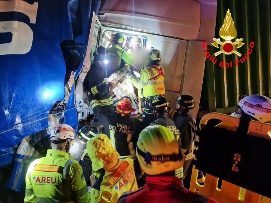 Incidente tra mezzi pensanti in A21: i soccorsi