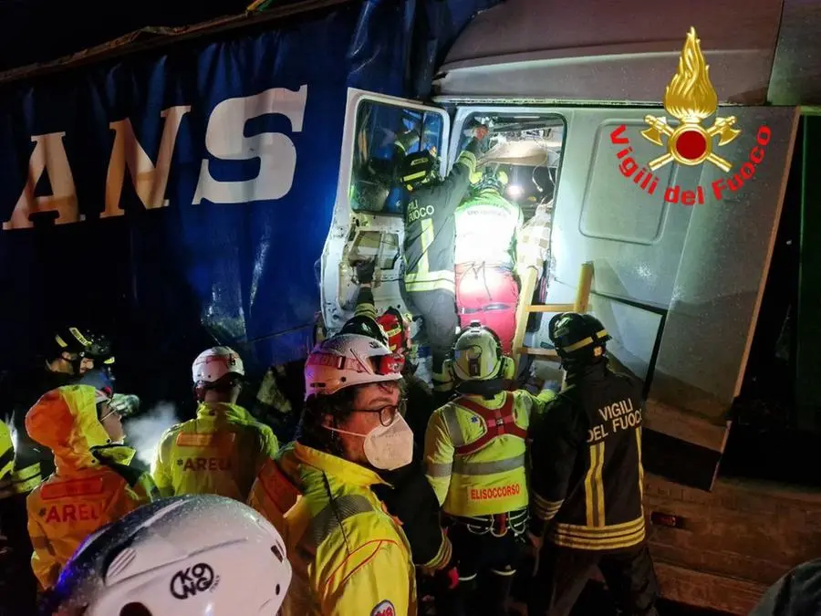 Incidente tra mezzi pensanti in A21: i soccorsi