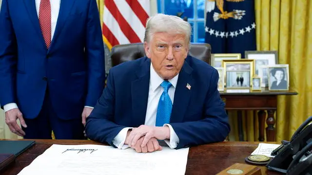 epa11867016 US President Donald Trump signs an executive order in the Oval Office of the White House in Washington, DC, USA, 31 January 2025. EPA/YURI GRIPAS / POOL