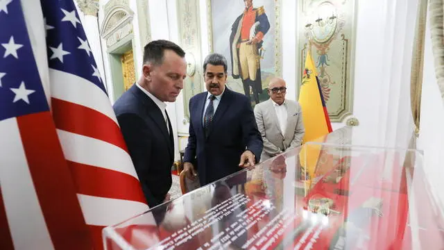 epa11867018 A handout photo made available by the Palacio de Miraflores showing Venezuelan President Nicolas Maduro (C) next to the special envoy of US President Donald Trump, Richard Grenell (L), in Caracas, Venezuela, 31 January 2025. EPA/Palacio de Miraflores HANDOUT HANDOUT EDITORIAL USE ONLY/NO SALES