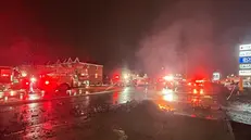 I soccorsi nella zona in cui è precipitato il piccolo jet a Philadelphia
