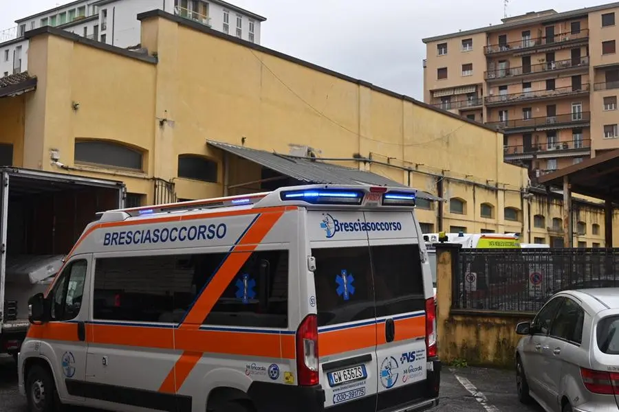 Ambulanze all'istituto Fortuny per soccorrere gli studenti intossicati dallo spray al peperoncino