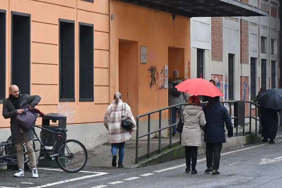 Ambulanze all'istituto Fortuny per soccorrere gli studenti intossicati dallo spray al peperoncino