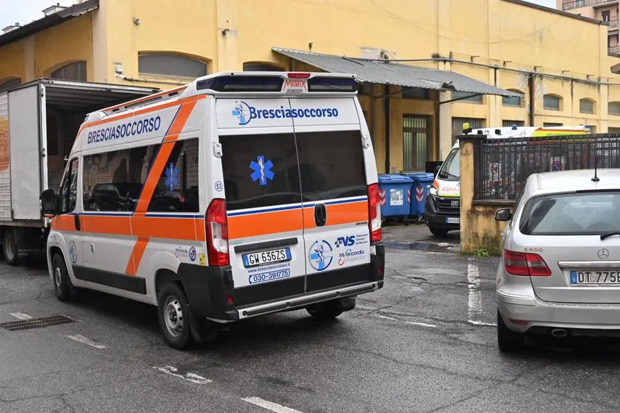 Ambulanze all'istituto Fortuny per soccorrere gli studenti intossicati dallo spray al peperoncino