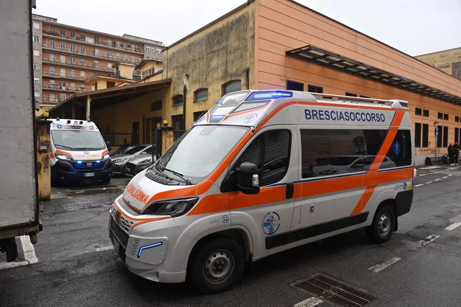 Ambulanze all'istituto Fortuny per soccorrere gli studenti intossicati dallo spray al peperoncino