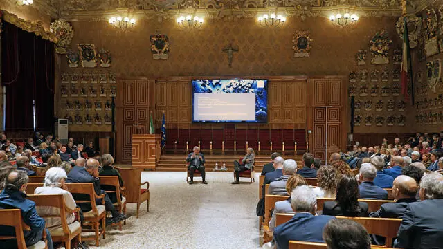 Il ministro degli Esteri Antonio Tajani intervistato dalla giornalista Giovanna Botteri, durante il festival politico "Senza Pace, le guerre interrogano l'Italia", organizzato dalla fondazione culturale PadovaLegge, nell'aula magna dell'università, Padova 30 ottobre 2024. ANSA/ANDREA MEROLA