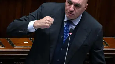Il ministro della Difesa, Guido Crosetto, durante le comunicazioni per la proroga dell'autorizzazione alla cessione di mezzi, materiali ed equipaggiamenti militari in favore dell'Ucraina, nell'aula della Camera, Roma, 22 gennaio 2025. ANSA/ETTORE FERRARI