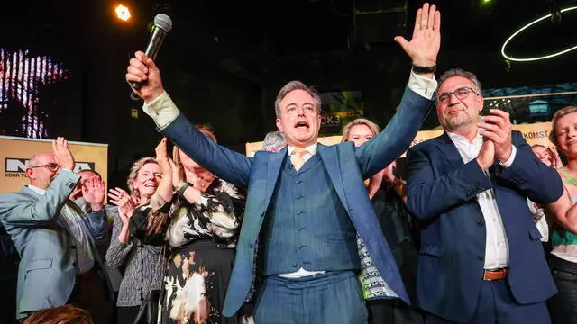 epa11657504 New Flemish Alliance (N-VA) party leader and Antwerp Mayor Bart De Wever (C) reacts after winning the municipal, provincial, and district council elections in Antwerp during an electoral evening, in Antwerp, Belgium, 13 October 2024. In Belgium, one of the few European countries where voting has traditionally been mandatory, compulsory attendance for municipal elections no longer applies to residents of the Flemish region starting this year. More than eight million Belgians are eligible to vote for their municipal and provincial councils for the next six years. EPA/OLIVIER HOSLET