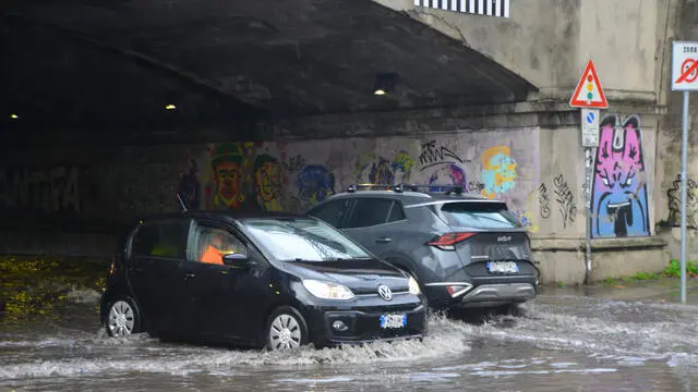 Bomba d'acqua a Firenze. Pioggia e forte vento questa mattina con ripercussioni sulla viabilità cittadina. Firenze 28 Gennaio 2025 ANSA/CLAUDIO GIOVANNINI