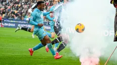 Venezia's John Yeboah in action with fireworks on the pitch during the italian soccer Serie A match between Udinese Calcio vs Venezia FC at the Bluenergy stadium in Udine, Italy, 01 February 2025. ANSA/Ettore Griffoni