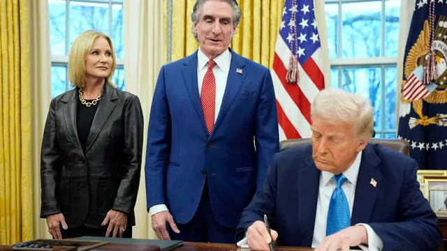 epa11867038 US President Donald Trump (R) signs Doug Burgum's (C) commission as Interior Secretary in the Oval Office of the White House in Washington, DC, USA, 31 January 2025. EPA/YURI GRIPAS / POOL