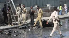 epa11630249 Somali security forces inspect the scene of an explosion near the wreckage of a car in Mogadishu, Somalia, 28 September 2024. At least five people have been reportedly killed after the explosion of a bomb-rigged car in the Somali capital Mogadishu. EPA/STRINGER