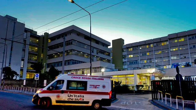 Medical staff assists suspected cases of Covid-19, arriving at Emergency of the hospital for infectious diseases Cardarelli in Naples, Italy, 13 November 2020. ANSA / CIRO FUSCO