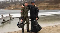 Il fotografo Massimo Sestini con un sommozzatore della Guardia Costiera, foto Instagram