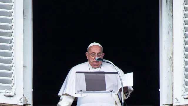 Pope Francis during the Angelus prayer, traditional Sunday's prayer, from the window of his office overlooking Saint Peter's Square, Vatican City, 26 January 2025. ANSA/ANGELO CARCONI