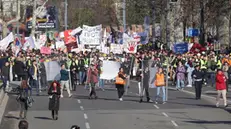 epa11856097 Protesters arrive to block the 'Autokomanda' intersection in Belgrade, Serbia, 27 January 2025. University students staged a protest, demanding accountability after fifteen people lost their lives in the collapse of the Novi Sad Railway Station canopy on 01 November 2024. The station building, which had been renovated and reopened on 05 July 2024, was undergoing further renovations shortly before the collapse. EPA/ANDREJ CUKIC