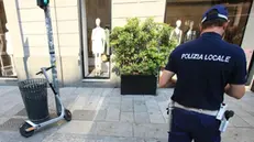 Caduta in monopattino elettrico questa mattina in Corso Como, Polizia Locale compie rilievi danni, Milano, 21 luglio 2020, ANSA / PAOLO SALMOIRAGO