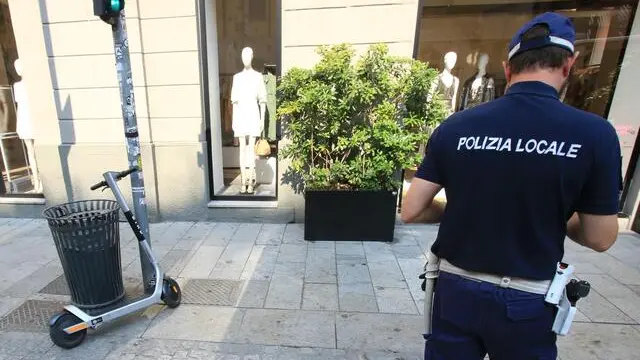 Caduta in monopattino elettrico questa mattina in Corso Como, Polizia Locale compie rilievi danni, Milano, 21 luglio 2020, ANSA / PAOLO SALMOIRAGO