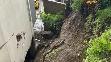 Sono 50 gli interventi dei vigili del fuoco per piccoli smottamenti e allagamenti nel messinese, 02 febbraio 2025. Quattro persone recuperate dalle auto bloccate dall’acqua in un sottopassaggio. Situazione meteo in miglioramento. ANSA/VIGILI DEL FUOCO +++ ANSA PROVIDES ACCESS TO THIS HANDOUT PHOTO TO BE USED SOLELY TO ILLUSTRATE NEWS REPORTING OR COMMENTARY ON THE FACTS OR EVENTS DEPICTED IN THIS IMAGE; NO ARCHIVING; NO LICENSING +++ NPK +++