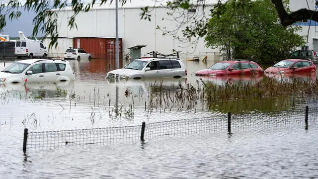epa11035666 Submerged vehicles can be seen in floodwaters in the suburb of Aeroglen in Cairns, Queensland, Australia, 18 December 2023. Residents in far north Queensland are bracing for more rain and further significant flooding. EPA/NUNO AVENDANO AUSTRALIA AND NEW ZEALAND OUT