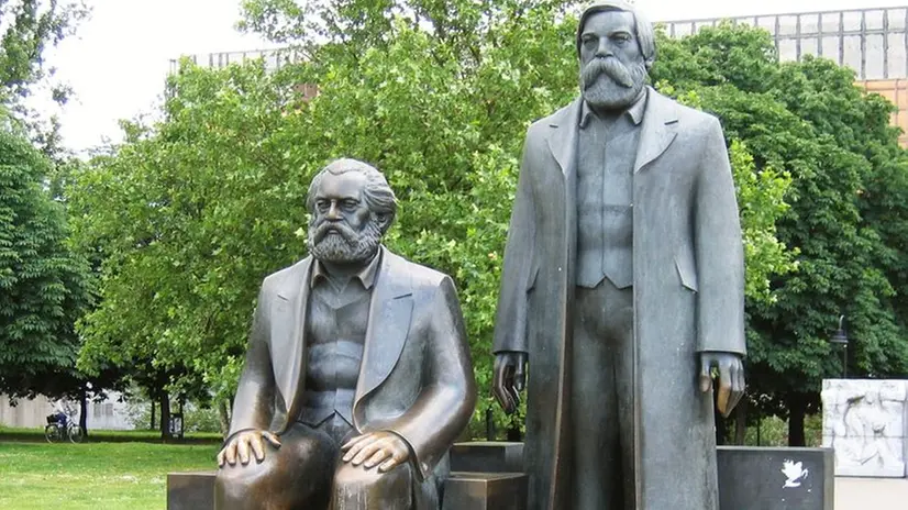 Il monumento a Marx ed Engels a Berlino