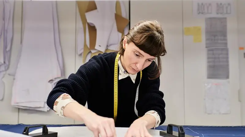 Veronica Salvini al lavoro nel suo atelier - Foto di Beatrice Imperato