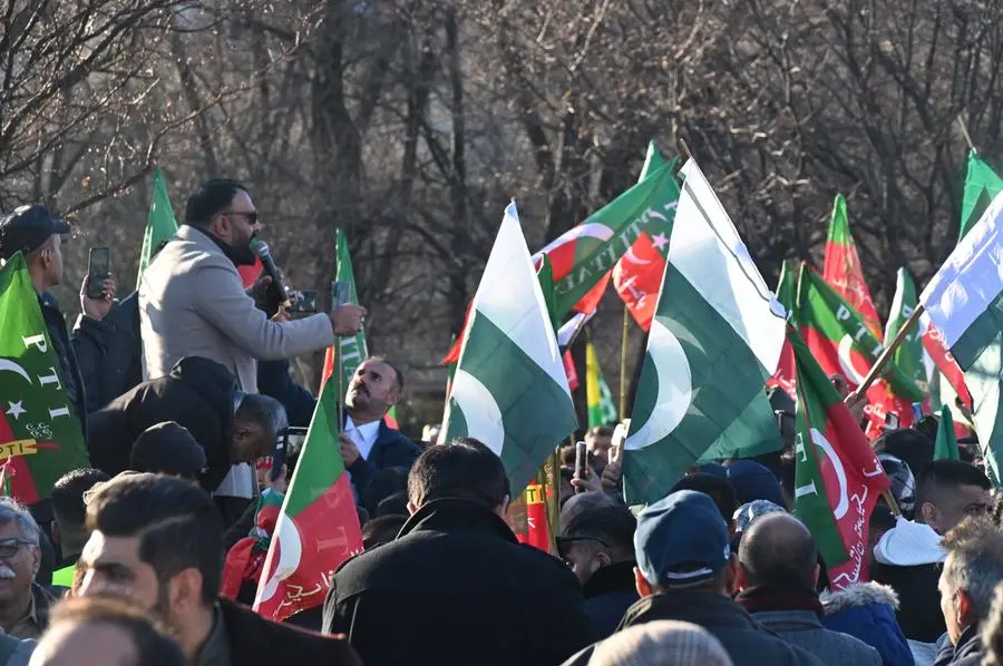 La manifestazione dei pachistani a Brescia