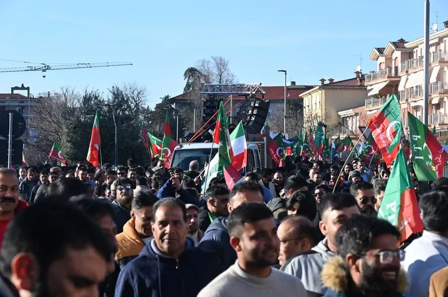 La manifestazione dei pachistani a Brescia