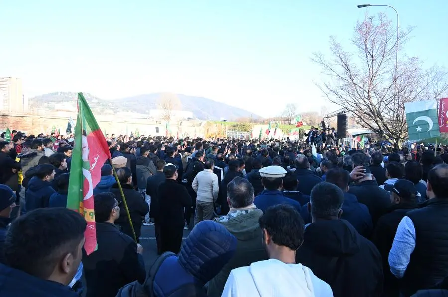 La manifestazione dei pachistani a Brescia