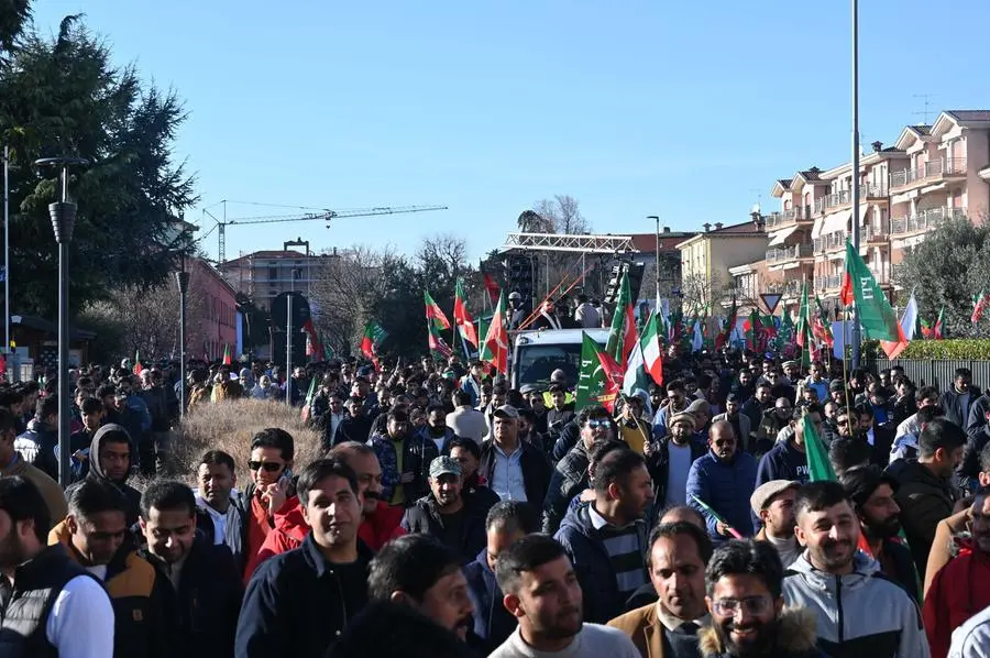 La manifestazione dei pachistani a Brescia