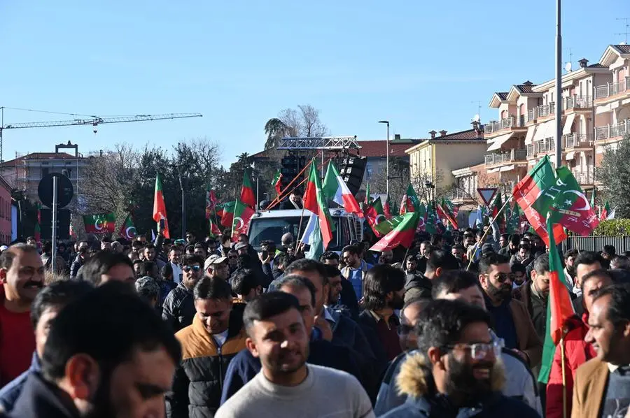 La manifestazione dei pachistani a Brescia