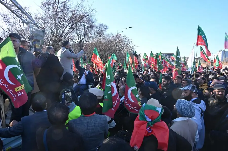 La manifestazione dei pachistani a Brescia