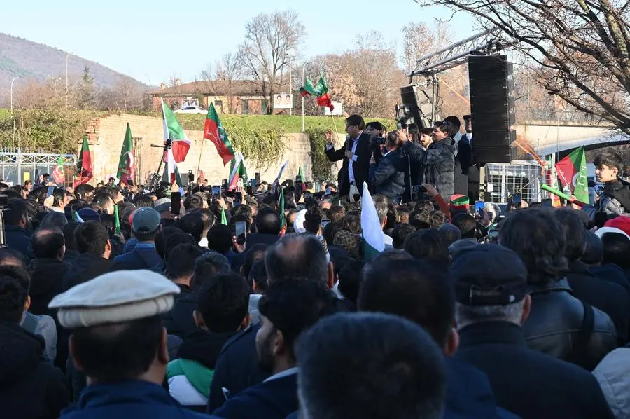 La manifestazione dei pachistani a Brescia