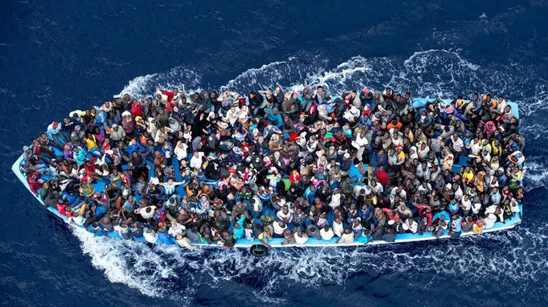Mare Nostrum. 500 migranti al largo della Libia - Foto di Massimo Sestini