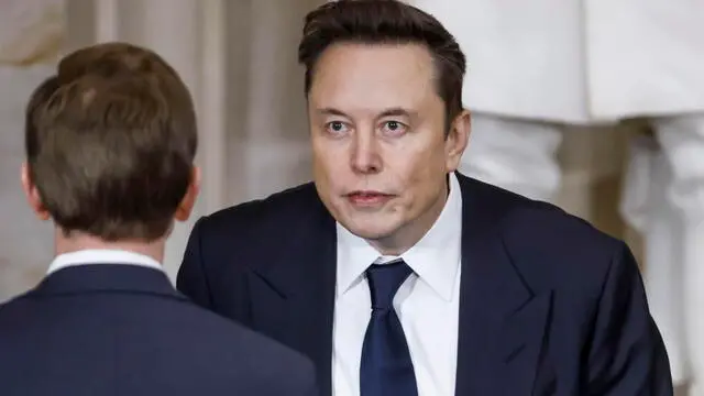 epa11838721 Businessman Elon Musk (C) arrives to attend Donald Trump’s inauguration as the next President of the United States at the United States Capitol in Washington, DC, USA, 20 January 2025. Trump, who defeated Kamala Harris, is being sworn in today as the 47th president of the United States. EPA/SHAWN THEW / POOL