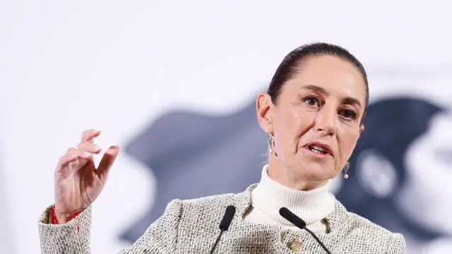 epa11863874 Mexican President Claudia Sheinbaum participates during a morning press conference at the National Palace in Mexico City, Mexico, 30 January 2025. Sheinbaum expressed solidarity with the families of the 67 people who died in the plane crash in Washington, due to the collision of a Black Hawk military helicopter and an American Eagle commercial plane. EPA/SASHENKA GUTIERREZ