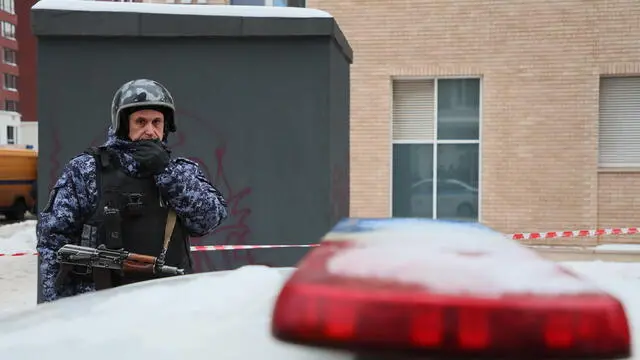 epa11781884 A police officer stands guard near a scene of an explosion in Moscow, Russia 17 December 2024. According to a statement by the Investigative Committee of Russia, Lieutenant General Igor Kirillov and his assistant were killed in a blast outside of an apartment building in Moscow. The committee's statement said the explosive was hidden inside of an electric scooter. EPA/YURI KOCHETKOV